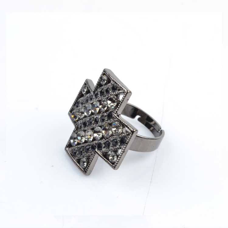 Cross adjustable ring